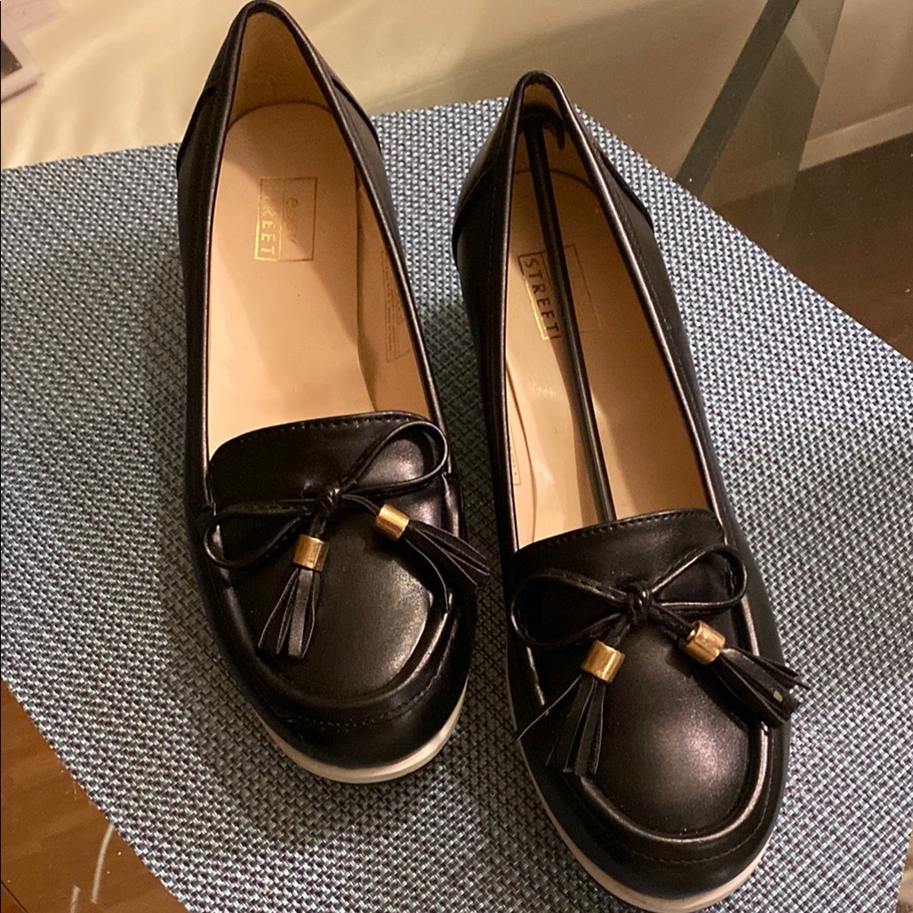 Elegant Black Loafers with Tassel Detail